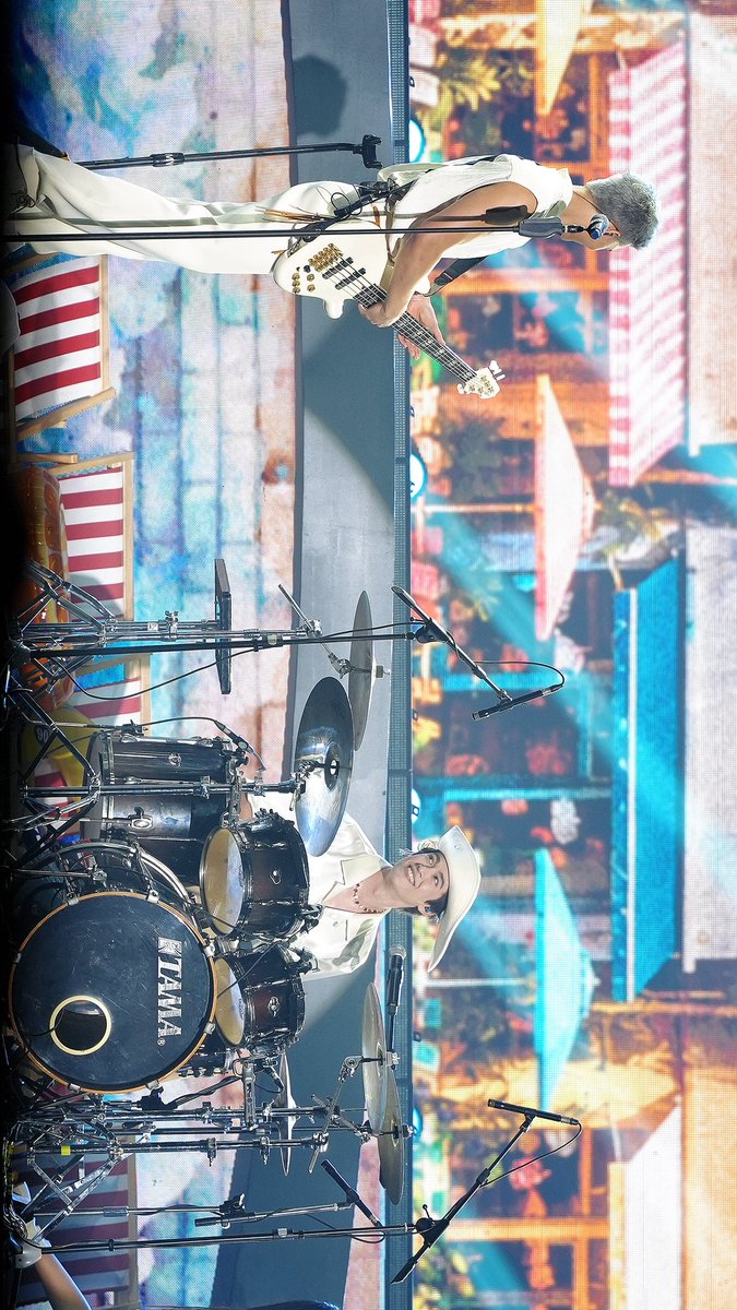 Butterflynabe's tweet photo. เห็นรอยยิ้มมั้ย นี่มีความสุขมากเลยอ่ะตอนนั่งมองรูปนี้ คือพอจบเพลงปุ๊บกดถ่ายมา คิดว่าสองคนนี้คงโล่งใจหลังแสดงเพลงนี้ผ่านไปได้ด้วยดีอ่ะ เก่งมาก 🥰

#JossGawinConcert
#JossWayar #GawinCaskey https://t.co/z35uFAUXiw