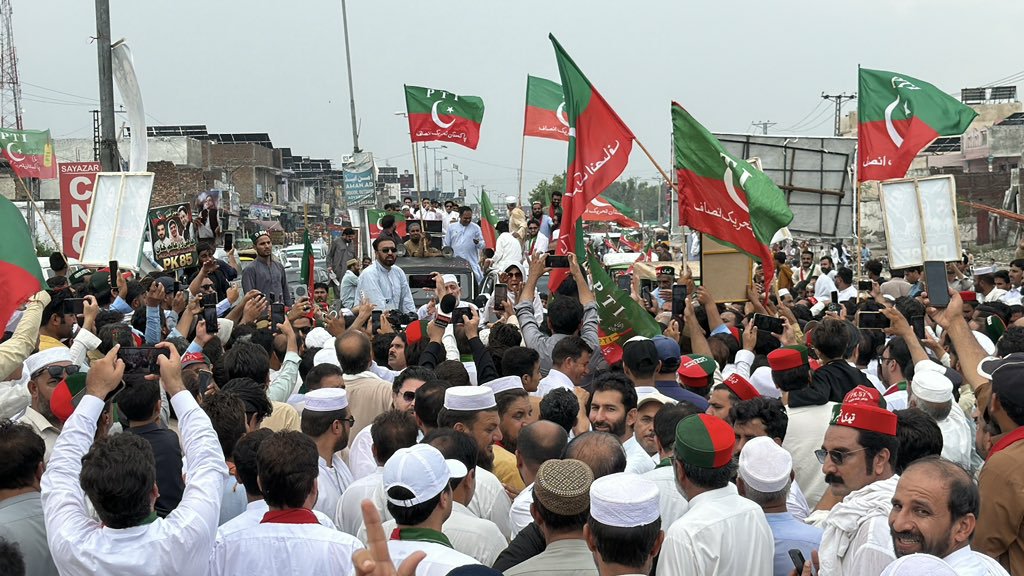 Monashezadi's tweet photo. اِن شاء اللہ ہر وہ کوشش جو انصاف، آئینی حقوق اور عوامی بھلائی کے لیے پرامن انداز میں کی جائے، وہ ملک کے بہتر مستقبل کی امید کو مضبوط کرتی ہے۔

#زنجیریں_توڑو_خان_کو_چھوڑو https://t.co/K481gUt1oY