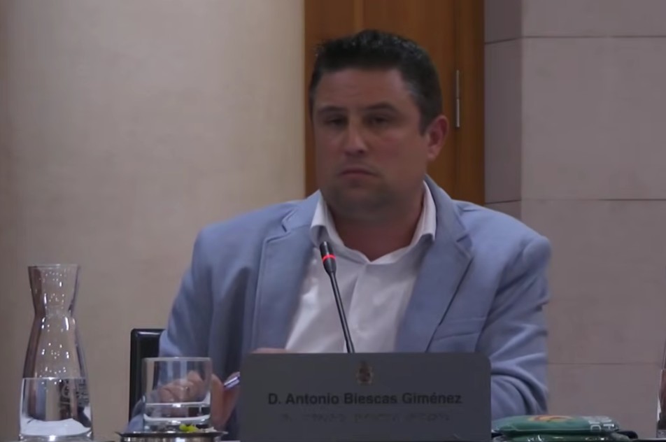PSOEAltoaragon's tweet photo. ❌ En menos de un mes, Isaac Claver ha votado dos veces en contra de dialogar con el territorio para buscar soluciones y cómo planificar la mejora de la carretera A-132 entre #Ayerbe y #PuenteLaReina. 👇
https://t.co/EGHtN4YTDl https://t.co/2LKNa7A9g2