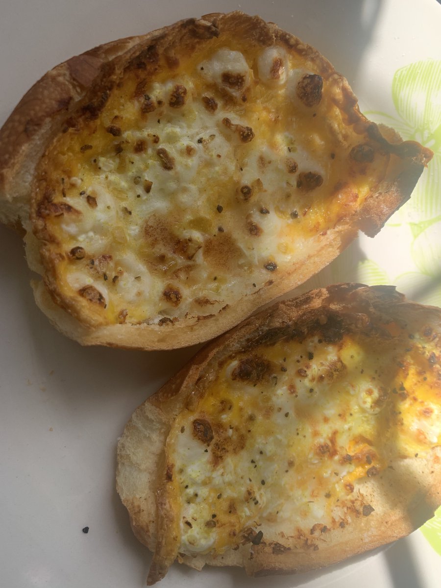 soviewi's tweet photo. To viciada em pão com oves e queijo cottage https://t.co/sRLyXoivR9