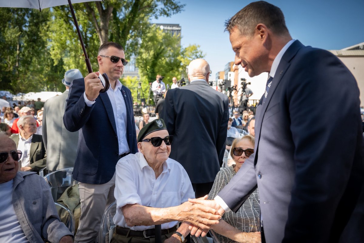 trzaskowski_'s tweet photo. Pamięć o Powstaniu Warszawskim buduje naszą tożsamość, uczy człowieczeństwa i niesie najważniejsze wartości. Naszym zobowiązaniem jest niesienie tego przesłania przez kolejne lata.  

Powstańcy Warszawscy pokazali, że Warszawa nie jest miastem, które można zdobyć i podporządkować. Sprzeciw wobec niemieckiej okupacji miał głębokie znaczenie. Był odrzuceniem przekonania, że siła daje prawo do wszystkiego: do odebrania człowiekowi życia, miastu jego mieszkańców, a całej wspólnocie jej godności, pamięci i przyszłości. Powstańcy Warszawscy odważyli się upomnieć o wolność. O prawdę. O prawo ludzi do samodzielnego kształtowania własnego życia. 

Dziś, spotykając się w Parku Wolności przy Muzeum Powstania Warszawskiego, wiemy, że pamięć i prawda o Powstaniu przetrwała. 

Przetrwała w warszawskich domach, w rodzinnych opowieściach, ukrywanych fotografiach, listach i pamiętnikach. Przetrwała dzięki ludziom, którzy przez dziesięciolecia przekazywali dzieciom i wnukom prawdziwą historię swoich ulic, kamienic i rodzin. Przetrwała przede wszystkim dzięki Wam, Drodzy Powstańcy i dzięki pokoleniom, które wychowaliście.

Kochani Powstańcy, z głębi serca dziękuję. Za Wasze umiłowanie wolności. Za Waszą niezłomność. Za to, że zawsze patrzyliście w przyszłość z odwagą i determinację. Za całą mądrość, którą się z nami dzielicie.