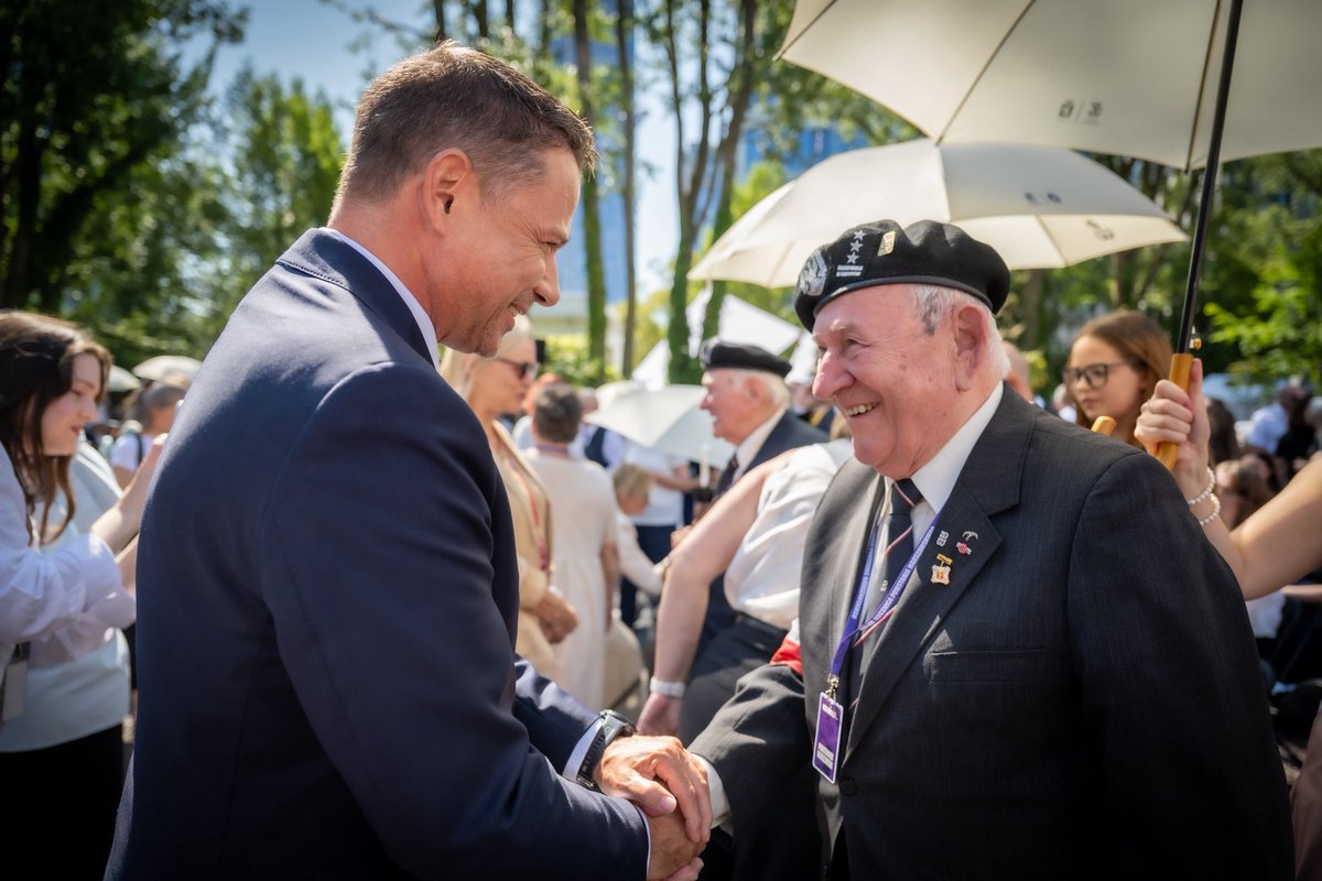 trzaskowski_'s tweet photo. Pamięć o Powstaniu Warszawskim buduje naszą tożsamość, uczy człowieczeństwa i niesie najważniejsze wartości. Naszym zobowiązaniem jest niesienie tego przesłania przez kolejne lata.  

Powstańcy Warszawscy pokazali, że Warszawa nie jest miastem, które można zdobyć i podporządkować. Sprzeciw wobec niemieckiej okupacji miał głębokie znaczenie. Był odrzuceniem przekonania, że siła daje prawo do wszystkiego: do odebrania człowiekowi życia, miastu jego mieszkańców, a całej wspólnocie jej godności, pamięci i przyszłości. Powstańcy Warszawscy odważyli się upomnieć o wolność. O prawdę. O prawo ludzi do samodzielnego kształtowania własnego życia. 

Dziś, spotykając się w Parku Wolności przy Muzeum Powstania Warszawskiego, wiemy, że pamięć i prawda o Powstaniu przetrwała. 

Przetrwała w warszawskich domach, w rodzinnych opowieściach, ukrywanych fotografiach, listach i pamiętnikach. Przetrwała dzięki ludziom, którzy przez dziesięciolecia przekazywali dzieciom i wnukom prawdziwą historię swoich ulic, kamienic i rodzin. Przetrwała przede wszystkim dzięki Wam, Drodzy Powstańcy i dzięki pokoleniom, które wychowaliście.

Kochani Powstańcy, z głębi serca dziękuję. Za Wasze umiłowanie wolności. Za Waszą niezłomność. Za to, że zawsze patrzyliście w przyszłość z odwagą i determinację. Za całą mądrość, którą się z nami dzielicie.