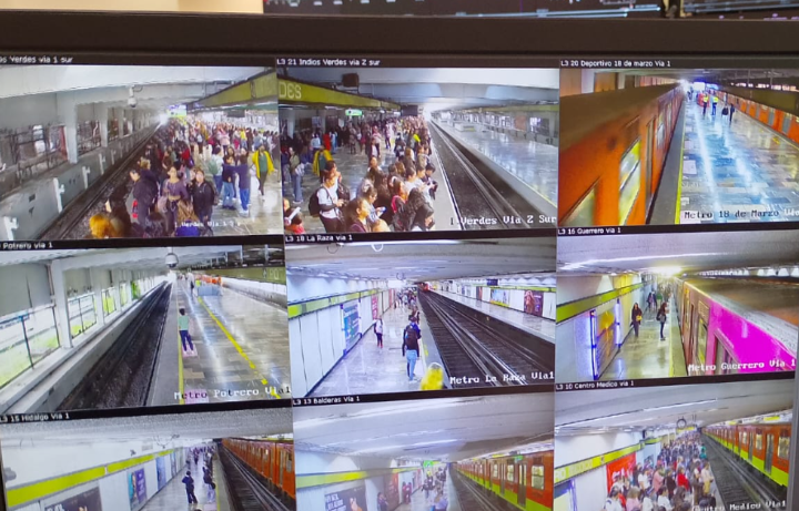 MetroCDMX's tweet photo. #MetroAlMomento:

La circulación de trenes en las Líneas 1, 2, 4, 5, 8, 9, 12, A y B es constante en ambos sentidos.
Las Líneas 3 y 7 registran afluencia alta, lo que puede generar mayores tiempos de espera en andenes y durante el abordaje de trenes. Personal del Sistema apoya en andenes y accesos para regular el ingreso y mejorar el flujo.

Mantente informada e informado a través de nuestros canales oficiales. 
#MovilidadCDMX