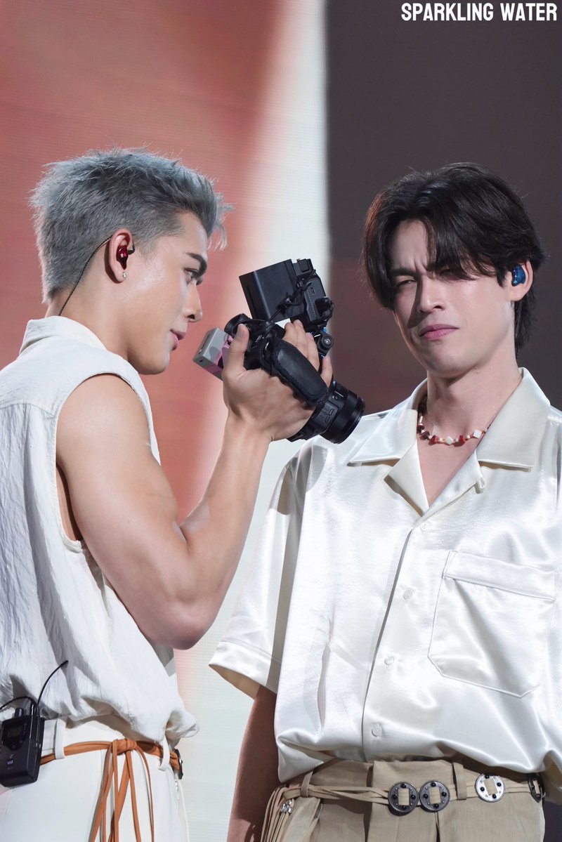 spark_wtr's tweet photo. Too close? 
Never

#JossGawinConcert 
#JossGawin https://t.co/7wIlJzGn6i
