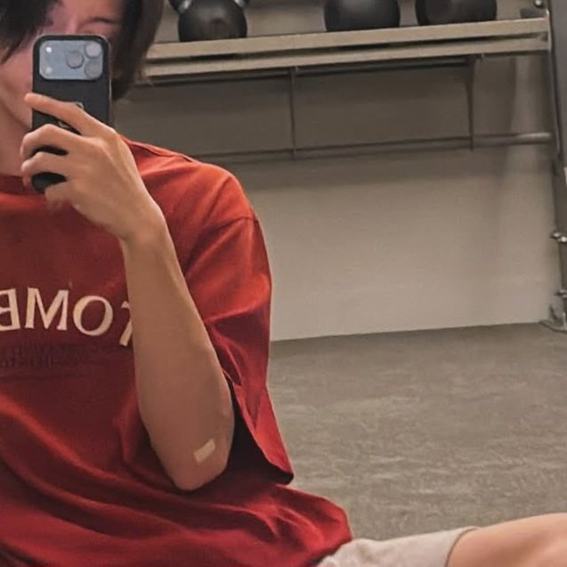 woooyomuffin's tweet photo. this gay ass thirst trap no straight man teases his inner thigh like that https://t.co/fTZQlYZILq
