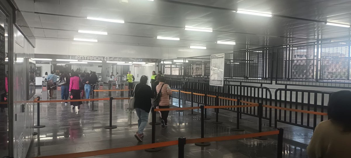 MetroCDMX's tweet photo. #MetroAlMomento:

La circulación de trenes en las Líneas 1, 2, 4, 5, 8, 9, 12, A y B es constante en ambos sentidos.
Las Líneas 3 y 7 registran afluencia alta, lo que puede generar mayores tiempos de espera en andenes y durante el abordaje de trenes. Personal del Sistema apoya en andenes y accesos para regular el ingreso y mejorar el flujo.

Mantente informada e informado a través de nuestros canales oficiales. 
#MovilidadCDMX