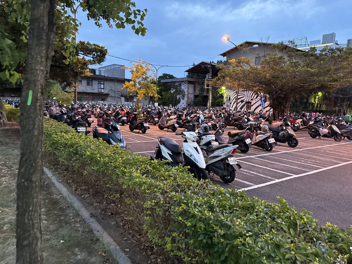stme93443151's tweet photo. バイク多過ぎ。

#台湾
#新竹
#旅行
#バイク
#YAMAHA https://t.co/48ocs9mphQ