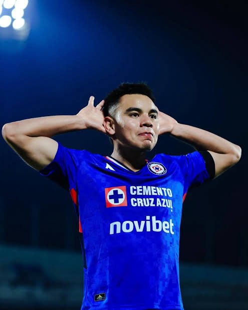 Andraujo's tweet photo. Charly Rodríguez inicia su décimo torneo con Cruz Azul. vivió la destrucción del proyecto campeón en 2022, la nada en 2023, el resurgimiento en 2024, la consolidación en 2025 y el campeonato en 2026. empezó siendo de lo más rescatable y terminó siendo elemental. nunca tuvo un rol de reparto; siempre fue medular, decisivo. los mejores pasajes de Cruz Azul siempre han sido aquellos donde juega a lo que Charly quiere.

tras haber conseguido una Copa de Campeones de la CONCACAF, una Liga y un Campeón de Campeones, yo lo ubicaría como el mediocampista más importante en los últimos 45 años para Cruz Azul, al menos. sin ningún tipo de duda.

será capitán ahora que salga Lira, imagino, y seguirá gestando y haciendo crecer su estatus de leyenda celeste.