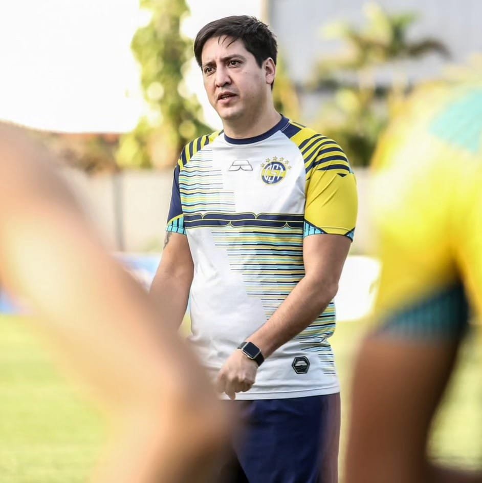 FerJoseG's tweet photo. 🗣"Quien no quiere dirgir un club grande y más #Cerro".

🗣"Nacimos cerristas, papá tiene su historia ahí y nos debemos al club por lo que consiguió en el fútbol". 

🎤José Arrúa, DT de #Trinidense, en @urbanasportspy.

🎙@DaRosaRuben, @KieseCarlos, @jpzaracho, @chochiovando. https://t.co/T32ceQrWvu
