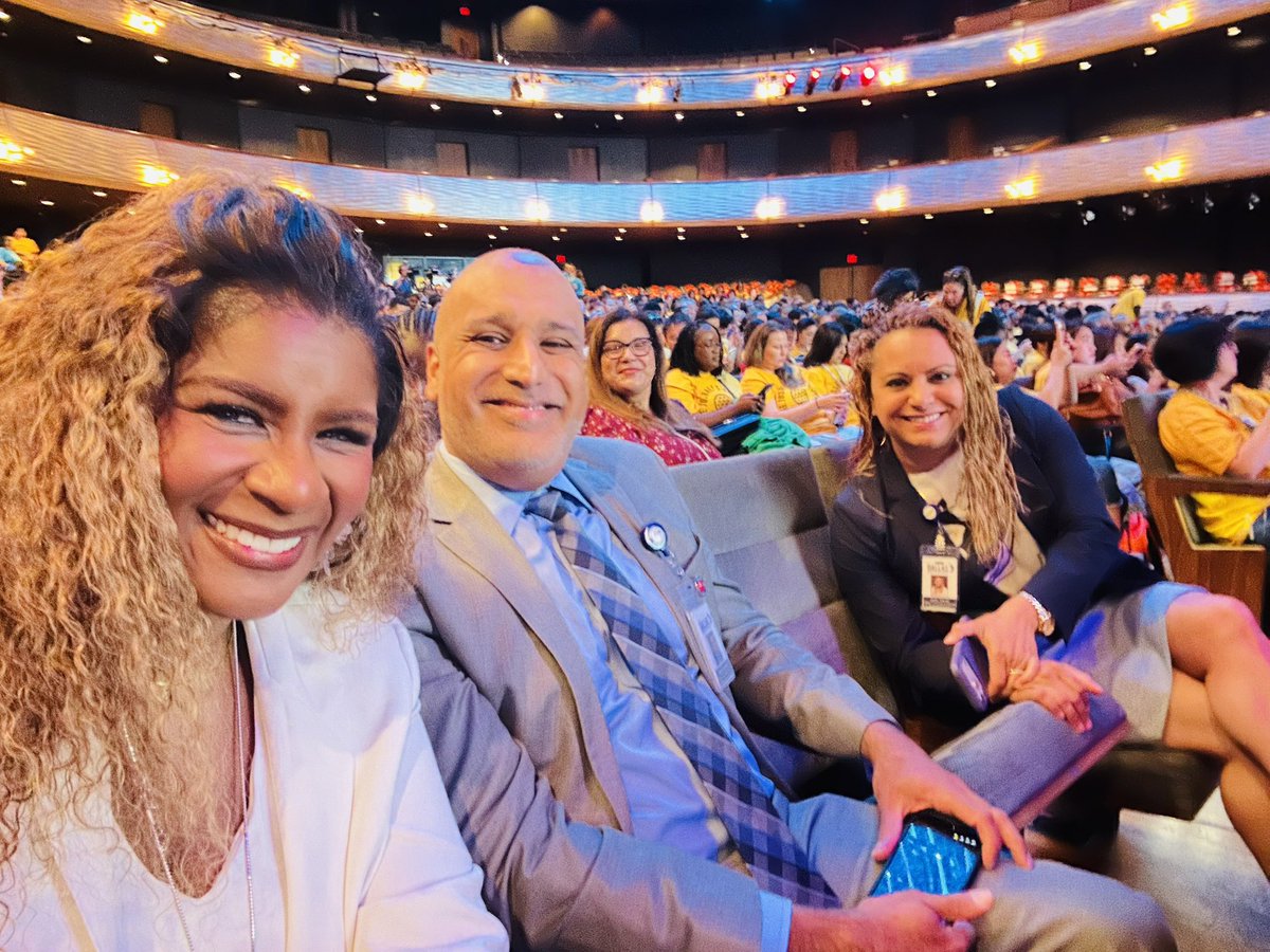 SHussainDISD's tweet photo. Today’s message to our newest educators from Dr. Elizalde was a powerful reminder of what matters most. Lead with your heart. Be a learner first and feedback is a gift that fuels growth. Bring positive energy every day, reflect, apologize when needed, and never stop growing! https://t.co/k2WnGKFwlW