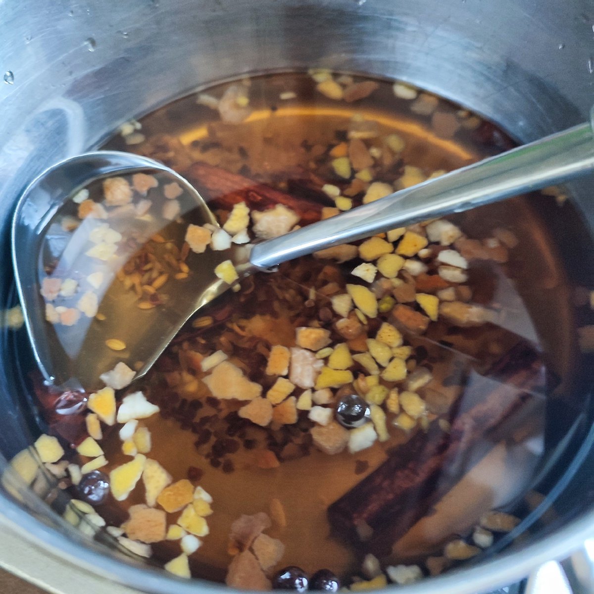dunklesKind's tweet photo. Was macht Frau bei 37 Grad? Richtig, Mirabellen einkochen. Mit leckerem Sud mit Zucker, Zimtstangen und Glühweingewürz 🤤
#verrückt #lecker #einkochen https://t.co/GOyTMGHciC
