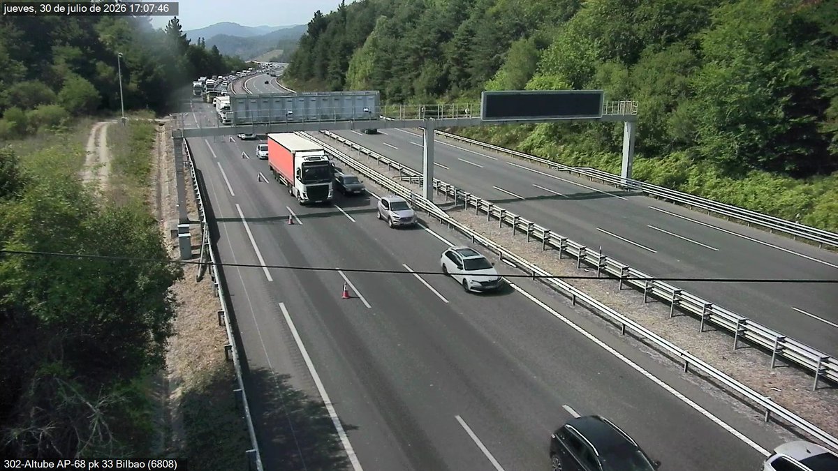 trafikoaEJGV's tweet photo. 🔴 8 km-ko #Autopilaketak #AP68 35 Km #Zuia-n Gasteizko norantzan #Bide_lanak direla eta.
➡️❌2 errei ITXITA.
🔴 8 km de retenciones en #AP68 Pk 35 #Zuia sentido Vitoria-Gasteiz por obras.
➡️❌2 carriles CORTADOS.
☎️011
#Trafikoa #Uda26 https://t.co/SJ8rPqF9MP