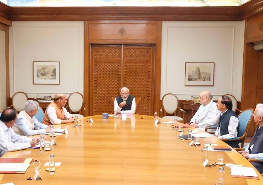 OpIndia_in's tweet photo. प्रधानमंत्री नरेंद्र मोदी ने गुरुवार (30 जुलाई 2026) को कैबिनेट कमेटी ऑन सिक्योरिटी (CCS) की उच्चस्तरीय बैठक की अध्यक्षता की। बैठक में मध्य पूर्व में जारी संघर्ष और उसके भारत पर पड़ने वाले संभावित प्रभाव की समीक्षा की गई। 

बैठक में गृह मंत्री अमित शाह, रक्षा मंत्री राजनाथ सिंह, राष्ट्रीय सुरक्षा सलाहकार (NSA) अजीत डोभाल भी मौजूद रहे। इस दौरान क्षेत्र की मौजूदा भू-राजनीतिक स्थिति, ईंधन और उर्वरकों की उपलब्धता, संघर्ष प्रभावित क्षेत्रों में रह रहे भारतीय नागरिकों और प्रवासी भारतीयों की सुरक्षा तथा युद्ध प्रभावित इलाकों में काम कर रहे भारतीय नाविकों की सुरक्षा को लेकर विस्तार से चर्चा हुई। 

कैबिनेट सचिव ने समिति को बताया कि कच्चे तेल, LPG और LNG सहित पेट्रोलियम उत्पादों की आपूर्ति बिना किसी बाधा के जारी रखने के लिए आवश्यक कदम उठाए गए हैं। साथ ही भारत ने LPG की खरीद के स्रोतों में विविधता लाई है और देश में प्रमुख पेट्रोलियम उत्पादों का मौजूदा भंडार पर्याप्त है। सरकार हालात पर लगातार नजर बनाए हुए है। गौरतलब है कि मध्य पूर्व संकट को लेकर बुलाई गई यह कैबिनेट कमेटी ऑन सिक्योरिटी (CCS) की चौथी विशेष बैठक थी।

मध्य पूर्व संकट पर CCS की बैठक में प्रधानमंत्री नरेंद्र मोदी ने अधिकारियों को निर्देश दिया कि रबी सीजन से पहले देश में उर्वरकों की आपूर्ति किसी भी हाल में बाधित नहीं होनी चाहिए। जरूरत पड़ने पर वैकल्पिक स्रोतों से भी व्यवस्था की जाए। साथ ही संघर्ष प्रभावित क्षेत्रों में काम कर रहे भारतीय नाविकों और उनके परिवारों के लिए समय पर जानकारी, आपातकालीन सहायता और काउंसलिंग उपलब्ध कराने के लिए एक तंत्र बनाने को कहा है।

प्रधानमंत्री ने विदेशों में रह रहे भारतीय नागरिकों और प्रवासी भारतीयों की सुरक्षा सुनिश्चित करने, सौर ऊर्जा समेत नवीकरणीय ऊर्जा पर अधिक जोर देने और सभी मंत्रालयों के बीच बेहतर समन्वय के साथ मध्य पूर्व की स्थिति पर लगातार निगरानी रखने के निर्देश भी दिए।