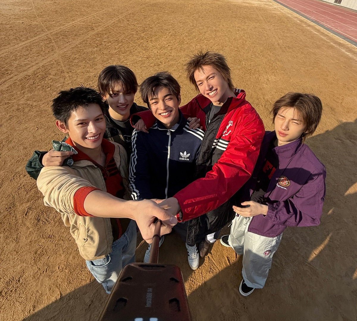 bluerryahn's tweet photo. oke jadi besok itu jadwal coer adalah sebagai berikut:

1. ekslusif interview jam 5 pagi (ga ada streaming tapi mungkin ada preview dari fans)
2. lagu "motion" rilis jam 11 siang
3. sumbakkokjil jam 4 sore di aplikasi mnet
4. aftershow lollapalooza jam 11.30 malam

berasa ikut jadi artis 😭🙏🏻