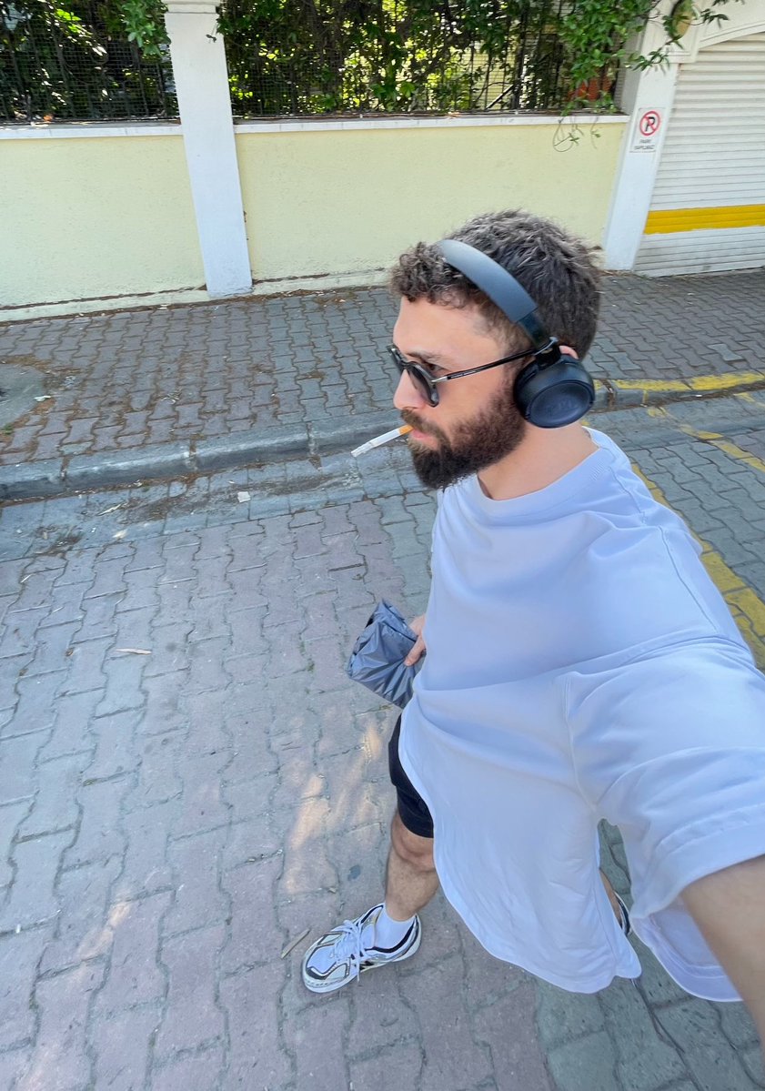 basaranlrdnenes's tweet photo. Nasılsa o hep orda diye zamana bırakanlardan uzaklaşıyorum 😏 https://t.co/Co5hvEONcP