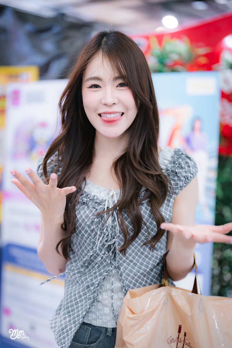 MMGallery48's tweet photo. มือขวาถือตะเกียบ มือซ้ายถือขนม 😋

#ArleeBNK48 #BNK48 #MMGallery https://t.co/6m9k89aItu