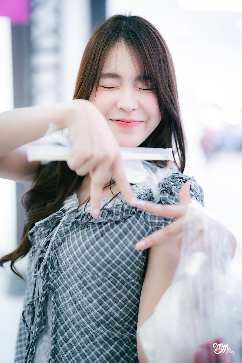 MMGallery48's tweet photo. มือขวาถือตะเกียบ มือซ้ายถือขนม 😋

#ArleeBNK48 #BNK48 #MMGallery https://t.co/6m9k89aItu