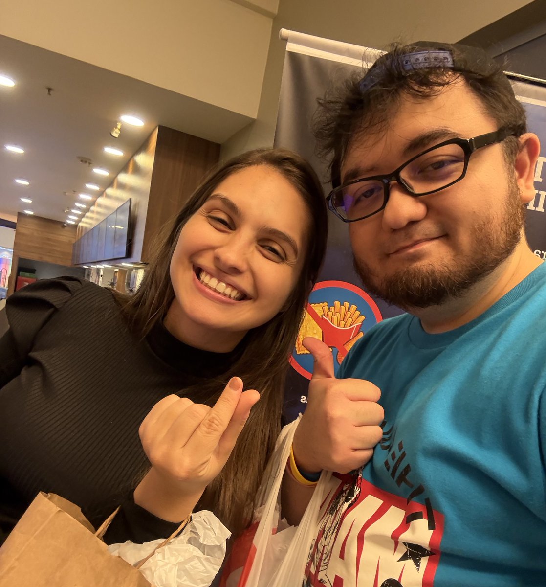 Yoozen's tweet photo. Assisti o goty do ano com amigos antigos, amigos novos e "web amigos"

LITERALMENTE CINEMA 🕷️ #SpiderMan https://t.co/IfTUFxjiNv