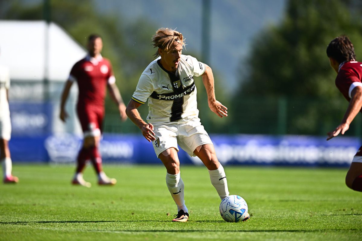 1913parmacalcio's tweet photo. Siamo in campo a Pinzolo per l'amichevole con l'Arezzo 💛💙

Segui la gara live qui ➡️https://t.co/UATxGAtbnE

#ForzaParma https://t.co/CUrua0UzWs
