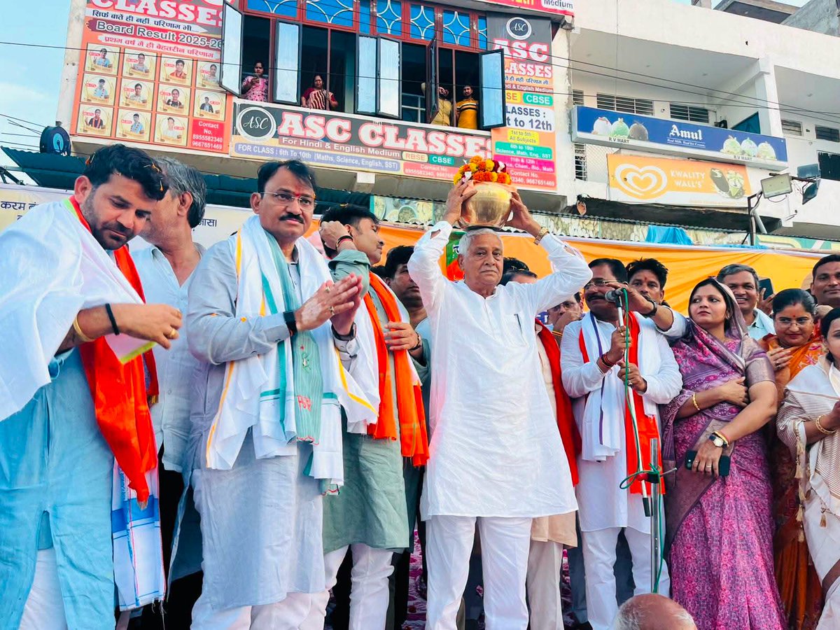 BJP4Rajasthan's tweet photo. संत शिरोमणि श्री गुरु रविदास जी महाराज की 650वीं जयंती के पावन अवसर पर आज टीकरी मोड़ से महवा होते हुए दौसा तक आयोजित समरसता संकल्प यात्रा का आमजन एवं कार्यकर्ता बंधुओं के साथ आत्मीय स्वागत-सत्कार किया।

इस दौरान रास्ते में जगह-जगह विभिन्न सामाजिक संगठनों एवं आमजन ने उत्साहपूर्वक समरसता संकल्प यात्रा का स्वागत किया। साथ ही, गंगा माता मंदिर में पूजा-अर्चना कर क्षेत्र की सुख-समृद्धि, सामाजिक समरसता एवं जनकल्याण की मंगलकामना की।

इस अवसर पर उपमुख्यमंत्री श्री @DrPremBairwa, प्रदेश उपाध्यक्ष श्री @m_dadheech, अभियान के प्रदेश संयोजक एवं प्रदेश महामंत्री श्री @bjpbhupendraRYB, प्रदेश मंत्री श्री @Imsitaramposwal, प्रदेश मंत्री श्री नारायण मीना, जिला संगठन प्रभारी श्री सोमकांत शर्मा, महवा विधायक श्री राजेन्द्र प्रसाद, जिला अध्यक्ष श्रीमती लक्ष्मी रैला सहित जिला एवं क्षेत्र के पार्टी पदाधिकारीगण, जनप्रतिनिधिगण तथा बड़ी संख्या में कार्यकर्ता बंधुओं एवं आमजन की गरिमामयी उपस्थिति रही।