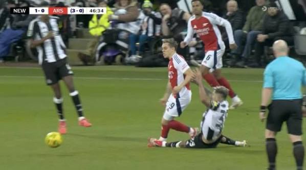 NathanPanter_52's tweet photo. Come to think of it, this was such a good tackle, Trossard shouldn’t have left his leg there https://t.co/xK8fbOdZ7M