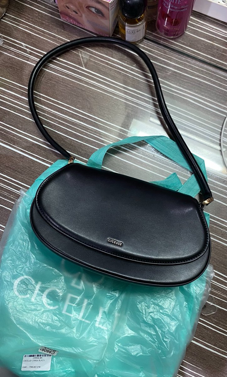 mini_120364's tweet photo. ปล่อยกระเป๋า 170฿ 
สีดำ ของCICELLE 
กระเป๋าพร้อมถุง

สนใจDm 
#กระเป๋ามือสอง #ส่งต่อกระเป๋า #ส่งต่อเสื้อผ้า #เสื้อผ้ามือสอง https://t.co/2AUP3utTJ8
