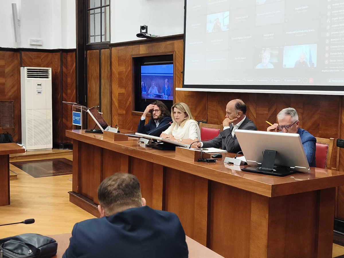mimit_gov's tweet photo. 🏭#Versalis | Al MIMIT aggiornamento sul piano di trasformazione.
@eni aumenta gli investimenti a 2,5 mld €.
Bergamotto “Il Governo segue con attenzione il piano di riconversione industriale, la tutela dell’occupazione e il rispetto del cronoprogramma"
https://t.co/SbUVyxFOPU https://t.co/pXbaNj0mZ3