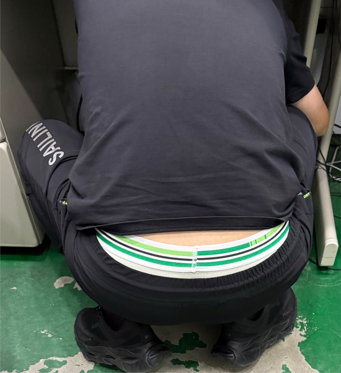 Dickwindy0655's tweet photo. 有時候會來找好朋友聊天～～今天無意發現他穿著我拿給他的內褲跟絲襪來穿😍😍⋯⋯太驚艷了～我開玩笑的說要不要來出售一下原味內褲、襪😂⋯⋯他說有人會要嗎？我說有～～你已婚～體毛明顯～應該很誘人🤭🤭⋯⋯有興趣的可以來私訊聊聊😂 https://t.co/HnLdMNcBtR