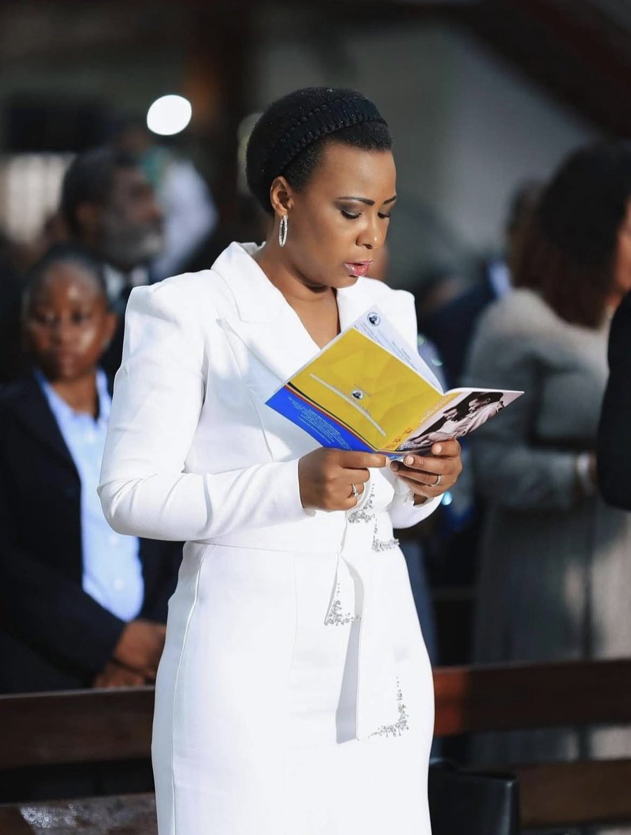 TPhungi's tweet photo. Heureux anniversaire à vous Mama wa Roho, la femme au coeur en or.
La merveilleuse épouse de Papa JKK
Et qui sait peut être, ma belle-mère, seul l'avenir le dira
🎂🎂🎂🎂🎂🎂🎂🎂🎂🎂🎂🎂🎂 https://t.co/OIDVJBuJhh