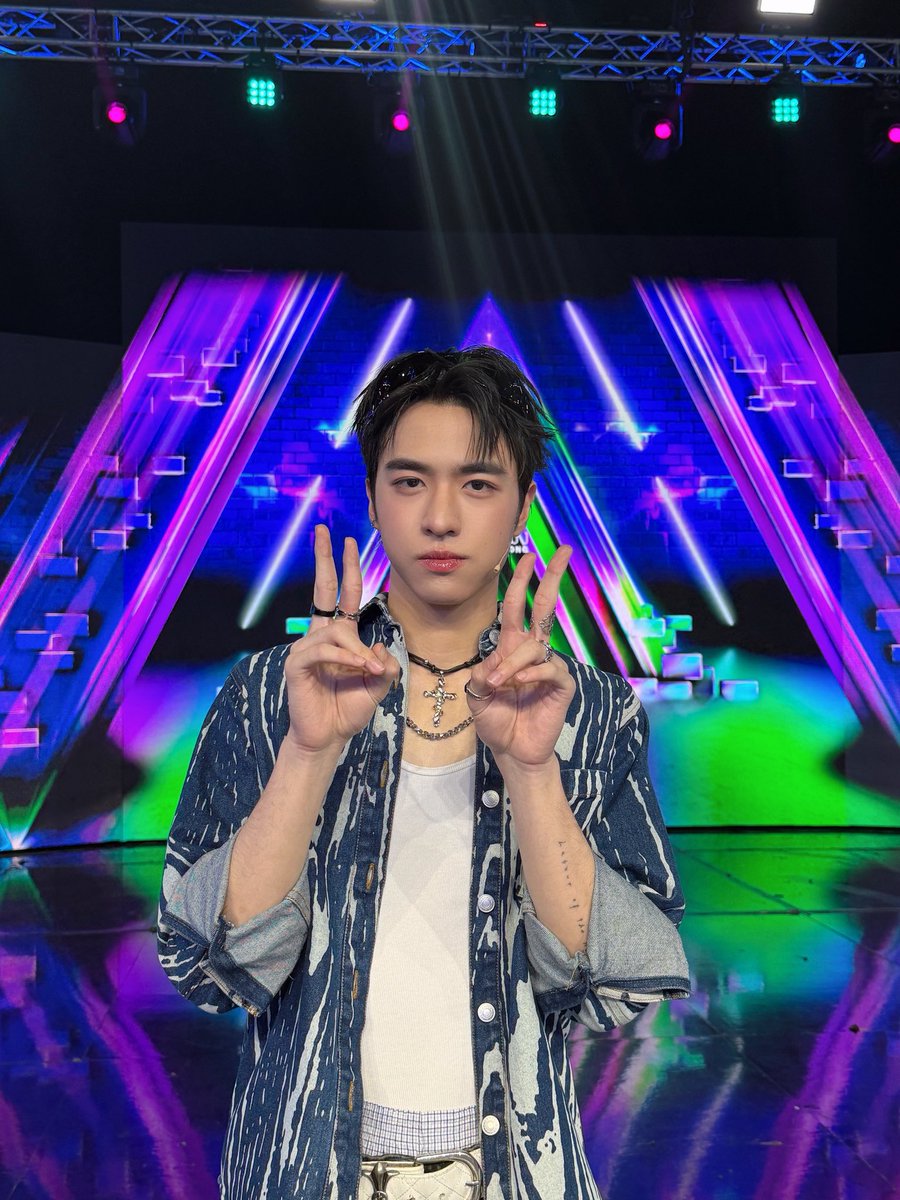 PROXIE_Official's tweet photo. เซอร์ไพรส์ไหมล่ะครับ!!! มีใครเดาถูกบ้างงงงง 😋✌🏻

ขอบคุณทางรายการ The Wall Song ร้องข้ามกำแพง ที่ชวน  #PROXIEVictor มาร่วมเซอร์ไพร์สและร่วมร้องเพลงกับ ทิกเกอร์ @TiggerTheriault ในวันนี้ครับ สนุกมากกกกก ตื่นเต้นนิดหน่อย แต่ดีใจมากๆที่ได้มาเป็นหลังกำแพงในวันนี้ ขอบคุณที่เก็บอินโทรเวิร์ตไปเลี้ยงนะครับ 

#ร้องข้ามกำแพง #TheWallSong
#TIGGER_ACHIRA
#TiggerTheriault #ทิกเกอร์
#PROXIEth 
#bROTHERSMUSIC