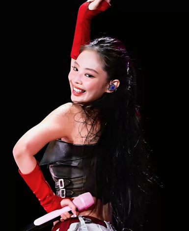 AboutMusicYT's tweet photo. Jennie will headline Lollapalooza Chicago today! https://t.co/w4FKIMRdgj