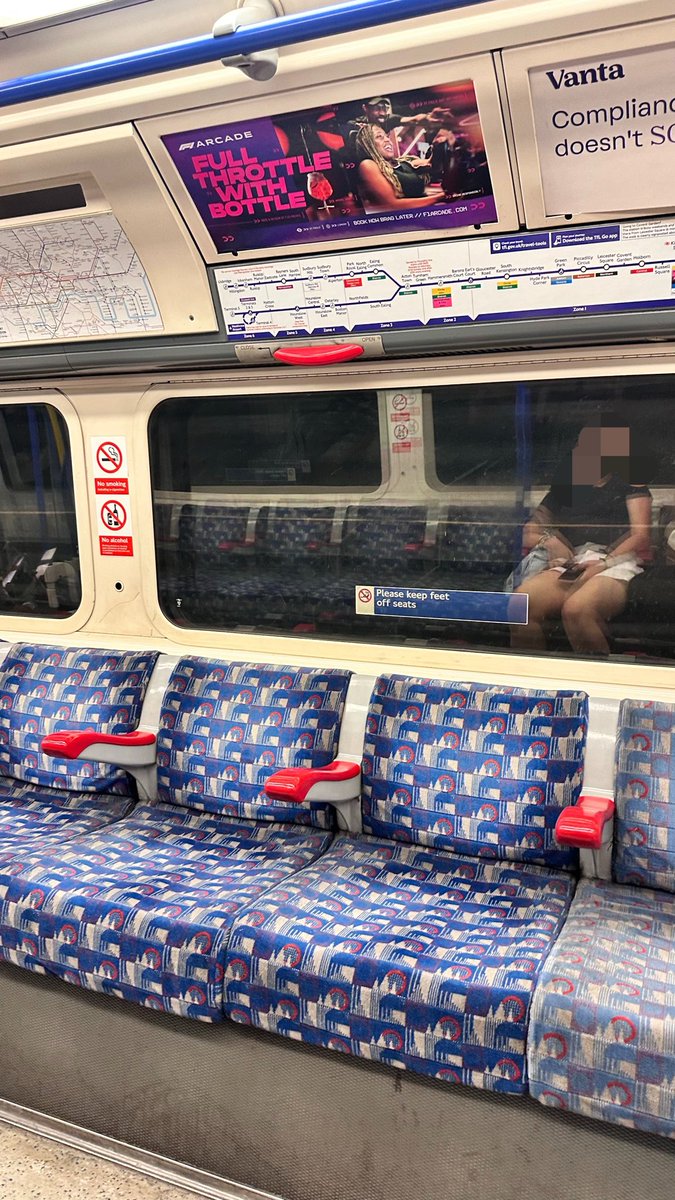 _esekupse's tweet photo. well mrt jakarta:           london's tube:
- halus jalannya         -kadang gredek2
-DINGIN                        -gaada ac 
-clean                             - kotor bgt kaya ga      
                                            dicuci 80 tahun https://t.co/GBNKYzopnC