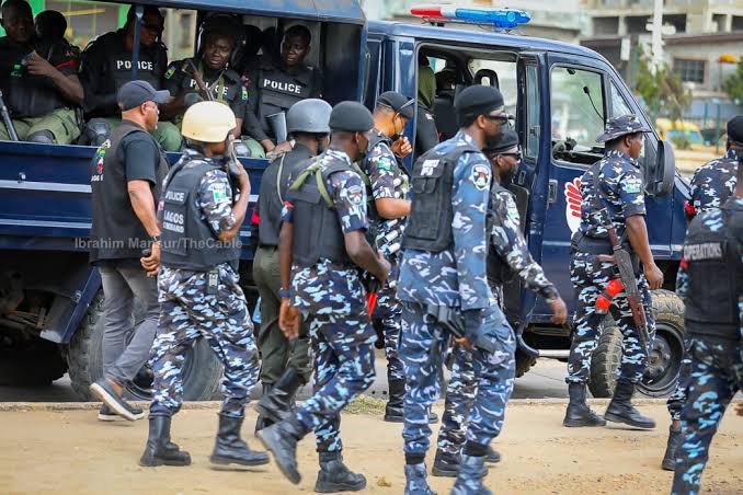 Otowngist's tweet photo. Imo Police have opened an investigation after a student alleged JTF operatives extorted ₦515,000 from him on the Owerri-Aba Road.
The Army says it will also investigate.
🔗 https://t.co/o4wQ1UqBq4

What should happen if the allegations are proven? #ImoState #Police #JTF #Nigeria https://t.co/6tiNDPPyBb
