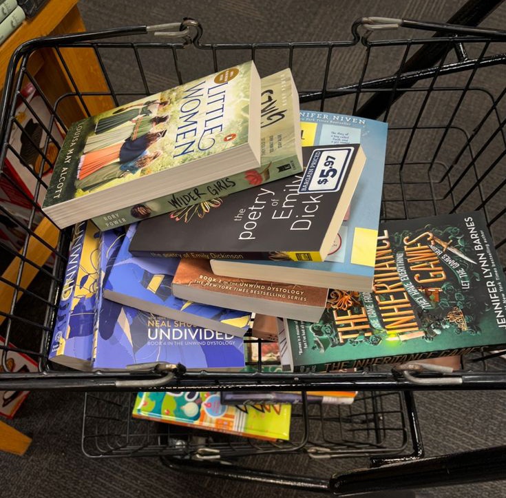 AlejaReads's tweet photo. I need that therapy they call: buying books.>>> https://t.co/lFhocrygkl