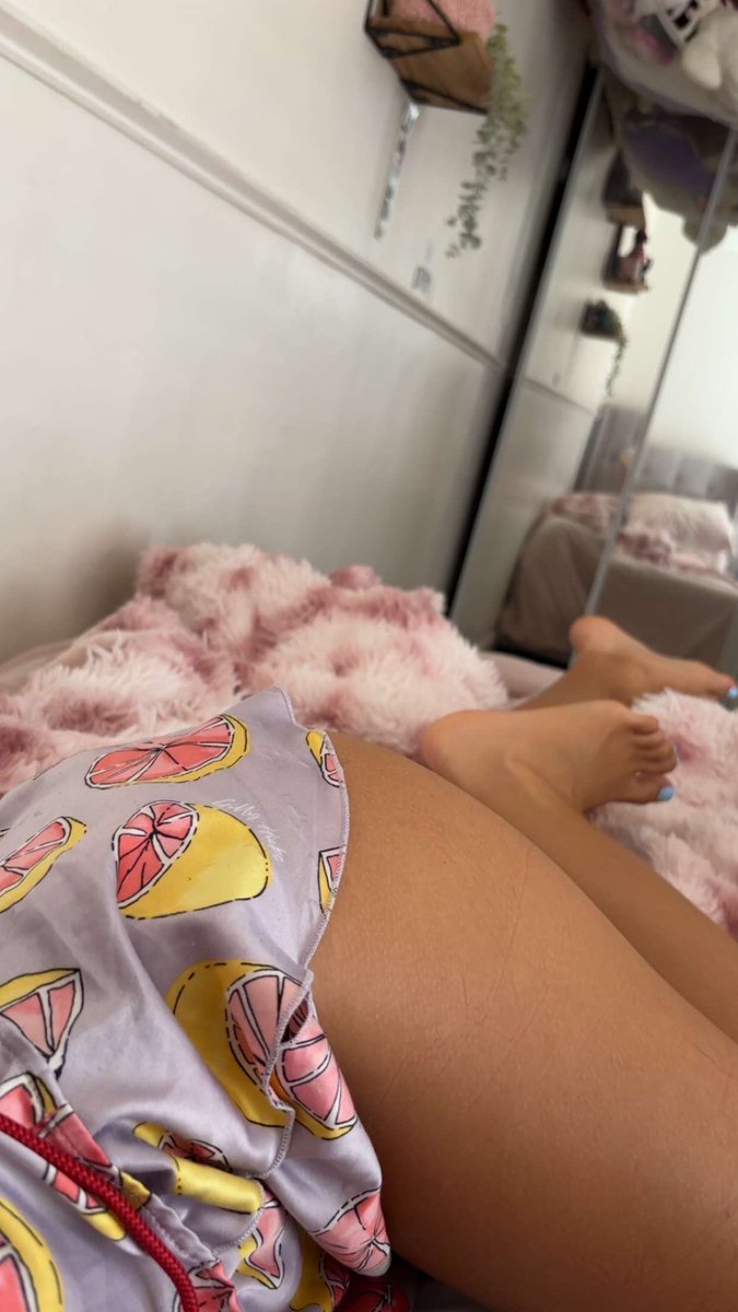 spoilgiuli's tweet photo. toes worth ruining your life over https://t.co/X0NgEo6UzY