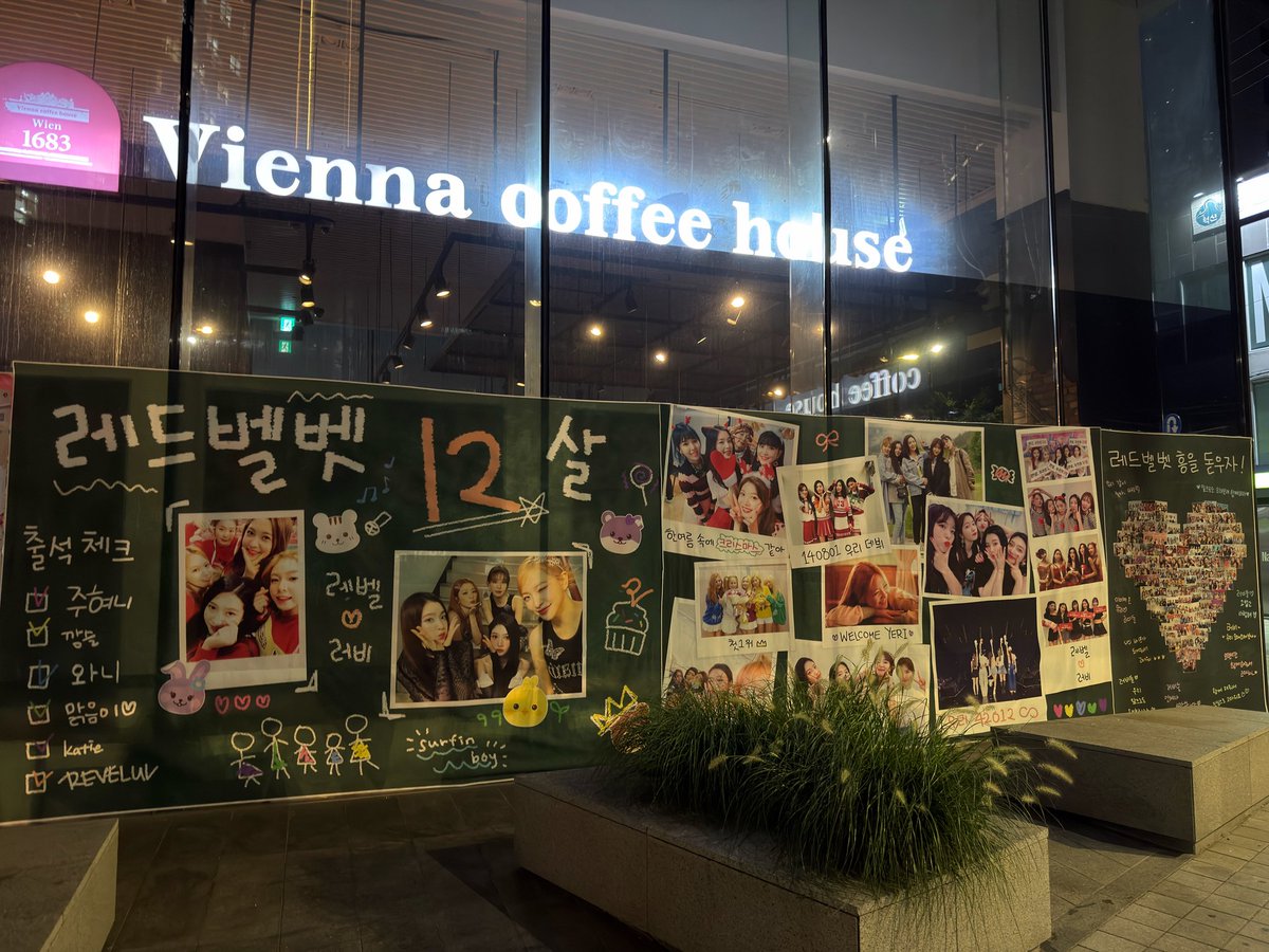 red_velvet_gall's tweet photo. 이번주 금토일 12주년 카페 운영합니다
팬콘 가기 전 들렀다 가세요 🥰
https://t.co/eUVlLah51W https://t.co/u3YxNLNsgf