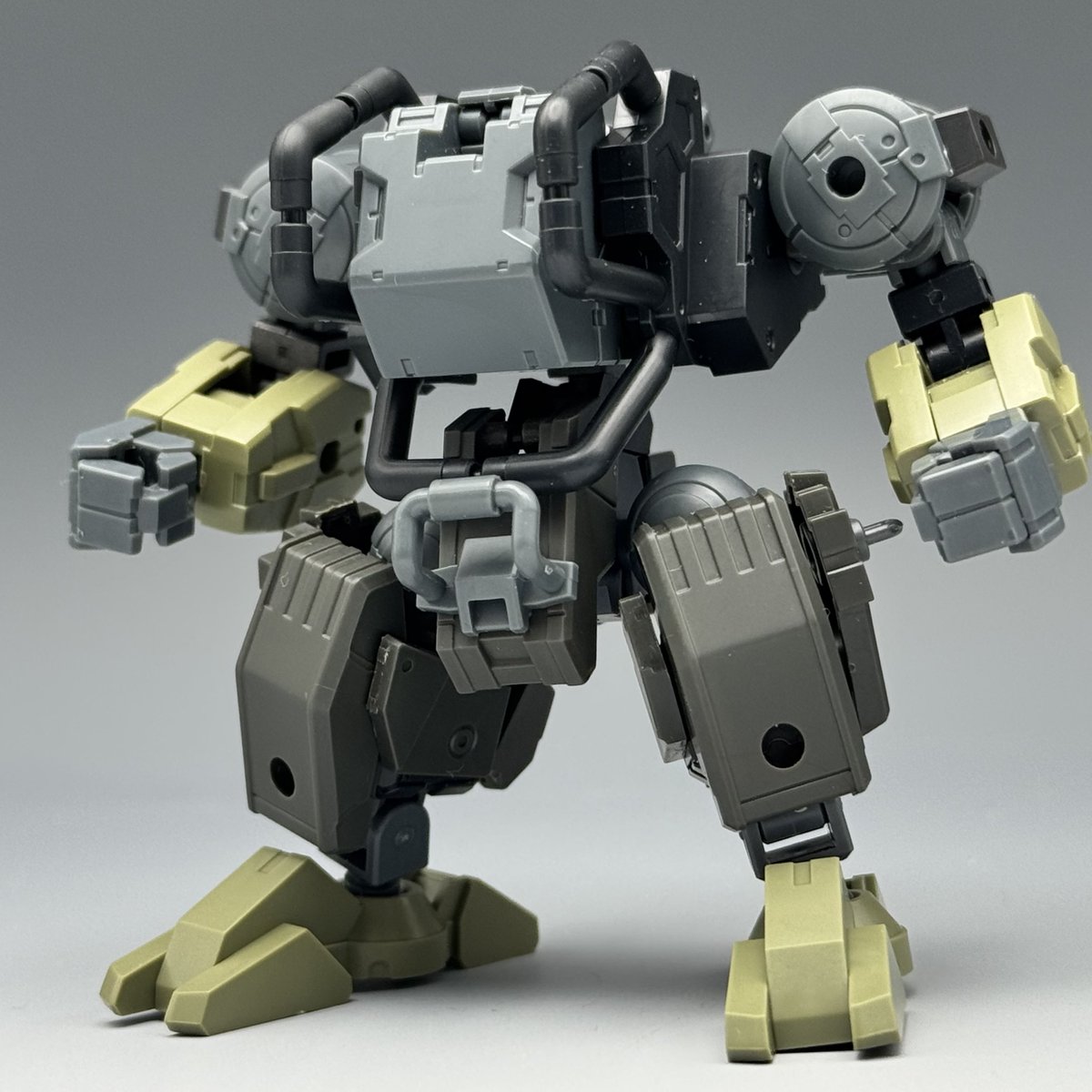 niwa28101's tweet photo. ワーカーボット

一般的に作業用機械として使われているローダーを戦闘用にチューンした機体。
ワイルドバイクのフレームを使って作業用メカっぽい感じで作成してみました。
#30MMSM2026
#30MM https://t.co/pUggv7zg14