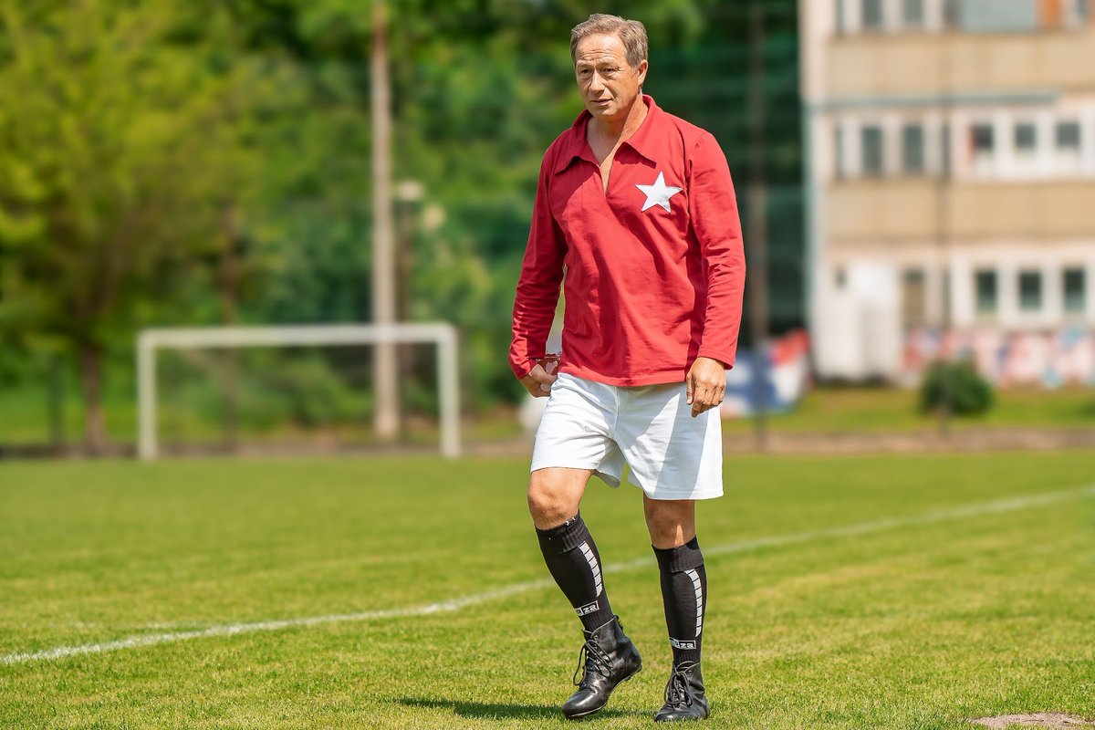 rollauerjacek's tweet photo. Kochani, prawdziwa bomba #licytacja

Jak wiecie wielki Wiślak i podopieczny @FORBG1906 uległ wypadkowi i niezbędna jest zbiórka na leczenie nogi dla @arturkrk7 

Na licytację w celu wsparcia zbiórki trafia unikatowy trykot Wisła Retro użyty w meczu Wisła Retro - Chelsea (dokładnie taki jak ten, który nosi "Szymek".

Trykot był użyty w meczu, jest wyprany i ma rozmiar "L".

To prawdziwy unikat, jedna z 25 szt. wyprodukowanych specjalnie na ten mecz.

Licytujemy od 100 zł a każde przebicie min. 10zł.

Licytacja trwa do poniedziałku, 3 sierpnia 2026, do godziny 19:06 a odbywa się wyłącznie w komentarzach pod postem na platformie X.

Gorąca prośba o RT, zapraszam do licytacji tego unikatowego trykotu!