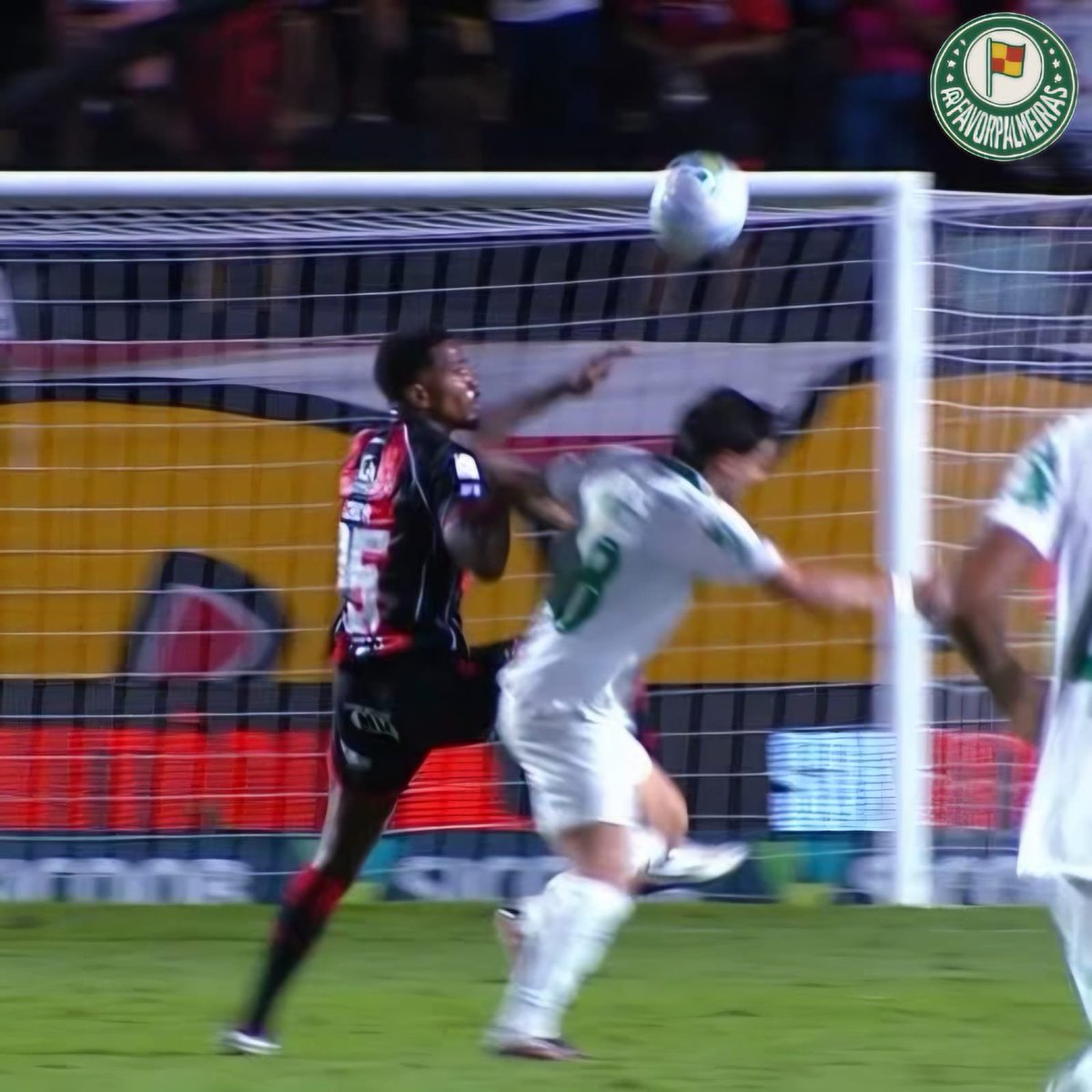 favorpalmeiras's tweet photo. A Confederação Brasileira de Futebol (CBF) não divulgará o áudio do VAR referente ao lance envolvendo Maurício na partida entre Vitória e Palmeiras.

A entidade publicou apenas as análises das expulsões de Cacá e Luan Cândido, ambos do Vitória, concluindo que a equipe de arbitragem agiu corretamente nesses lances. Entretanto, optou por não divulgar a comunicação do árbitro de vídeo sobre a jogada envolvendo Maurício, na qual o clube baiano solicitou a expulsão do jogador palmeirense por uma suposta cotovelada em Cacá. O lance ocorreu cerca de oito minutos antes da confusão que resultou nas duas expulsões da equipe mandante.

De acordo com o procedimento adotado pela CBF, os áudios do VAR normalmente só são divulgados quando há uma revisão de campo (on-field review) ou alteração da decisão inicial do árbitro. Como, nesse caso, o árbitro não foi chamado para revisar o lance no monitor e a decisão de campo foi mantida, a conversa entre a cabine do VAR e a arbitragem não será tornada pública.

Observação da página: Um ponto que chama a atenção é a condução da arbitragem nesse lance. No momento da jogada, o árbitro aparentemente sequer assinalou falta. No entanto, alguns instantes depois, aproximou-se de Maurício e aplicou um cartão amarelo.

Isso levanta alguns questionamentos: o que motivou a mudança de postura? O árbitro decidiu advertir o jogador apenas ao perceber Cacá caído no gramado? Houve alguma comunicação da equipe de arbitragem ou do VAR que influenciou essa decisão?

Sem a divulgação do áudio da comunicação entre os árbitros, essas dúvidas permanecem sem esclarecimento, abrindo espaço para diferentes interpretações sobre o que realmente aconteceu e sobre o processo que levou à aplicação do cartão.

Parabéns aos envolvidos.

#palmeiras #vitoria #brasileiro26 #polemica