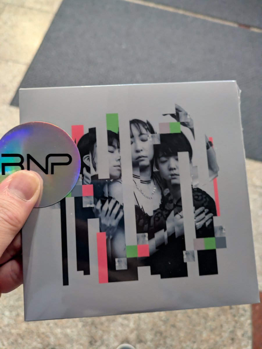rs_in_kenwoo's tweet photo. 2026.7.30
“yu-inn”

Roronuph
@roronuph 

Vocal:ふじたまゆさん
Vocal:太田ひなさん
Drums:楓幸枝さん

SupportBass:黒瀬莉世さん

最新鋭のテクノロジーやエレクトロ云々小難しい理論をも飛び越えて、最高にハッピーに踊れるバンドです！またライブ体感出来ますように🙏アルバム大切に聴きます🤟 https://t.co/VqgFBwzElO