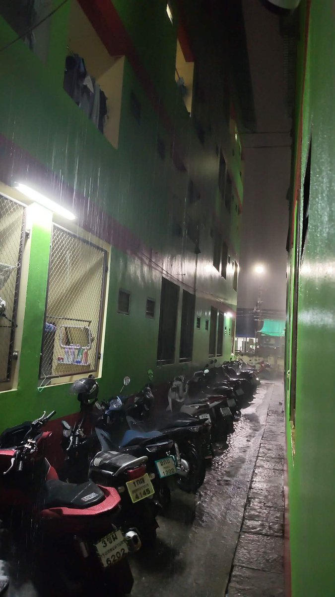 RattapongKofxt's tweet photo. ฝนตกแบบนี้บรรยากาศมันน่า..เสียตัวจริงไฟ
#สมุทรปราการ
#บางปู https://t.co/aiOma25Bnb