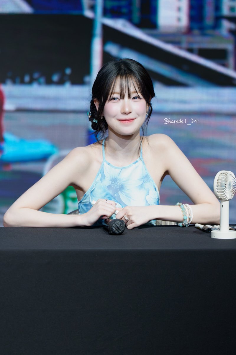 harada1_24's tweet photo. 260726 fromis_9 JumpUp fan sign

#fromis_9 #프로미스나인
#백지헌 #지헌
#BAEKJIHEON https://t.co/YrEZmIKzrH