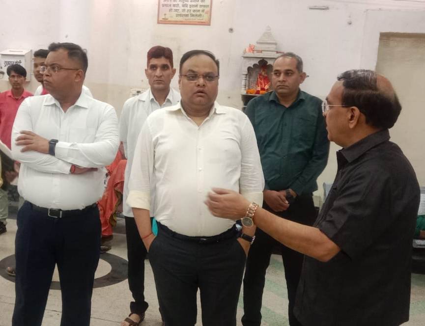 comindore's tweet photo. संभागायुक्त श्री भास्कर लक्षकार एवं कलेक्टर श्री शिवम वर्मा ने एमवाय अस्पताल का संयुक्त निरीक्षण कर मरीजों की सुविधा, बेहतर व्यवस्थाओं एवं गुणवत्तापूर्ण स्वास्थ्य सेवाएं सुनिश्चित करने के निर्देश दिए।
RM:https://t.co/Y7vHzpKR4l
#JansamparkMP #indore #इंदौर #MYHospital #Healthcare https://t.co/oEvI49GIRY