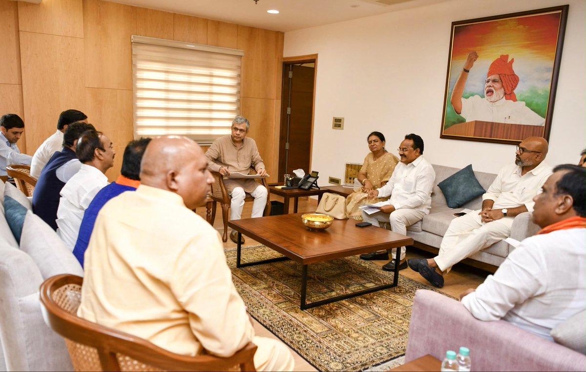 Arvindharmapuri's tweet photo. Met Hon’ble Union Railway Minister Shri @AshwiniVaishnaw Ji today, along with BJP MLAs and fellow MPs from Telangana, and discussed key railway infrastructure proposals and other development projects across the state, including:

• Approval of the DPR and sanction of the 136.503 km Armoor–Adilabad New Railway Line
• Sanction of an additional ROB at Namdevada and a RUB at Yellammagutta in Nizamabad town
• Sanction of a RUB at LC-196, Dichpally, and a ROB at LC-188, Navipet