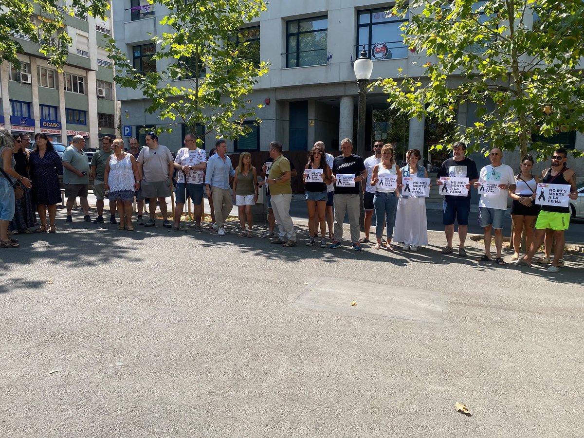 ccoo_vocc_catc's tweet photo. 🕯️ Minut de silenci per l’accident mortal a la mina de Súria d’ICL Iberia.
El nostre suport i condol a la família, amistats i companyes i companys.Exigim es reforcin totes les mesures de seguretat per evitar que es repeteixin tragèdies com aquesta.
Cap més mort a la feina. https://t.co/k1vZVkznoD