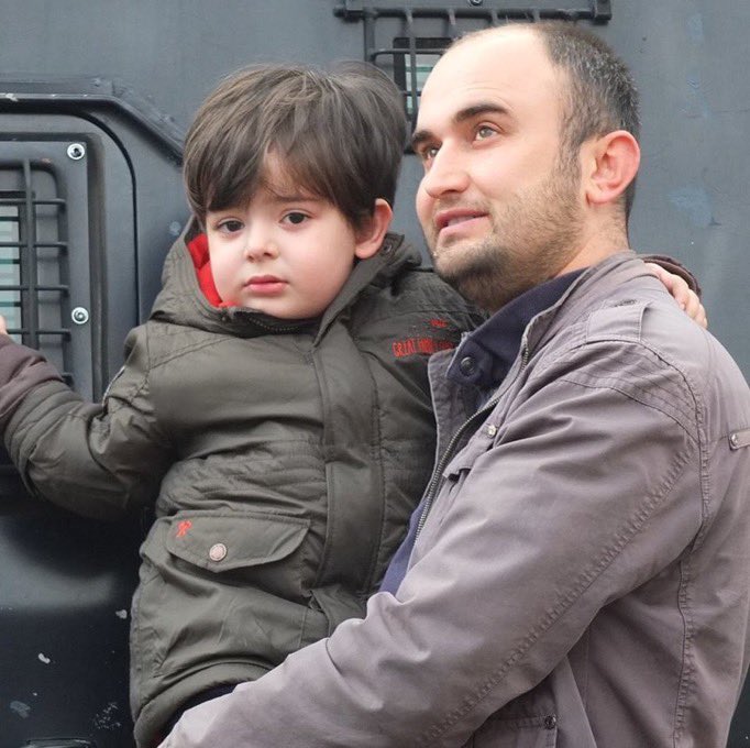 olumsuzsehitler's tweet photo. Diyarbakır’da teröristler tarafından yolu kesildi; hamile eşinin ve 3 yaşındaki çocuğunun gözü önünde kurşuna dizilerek şehit edildi.

Şehit Salih Eroğlu. https://t.co/T1U3ydNP60