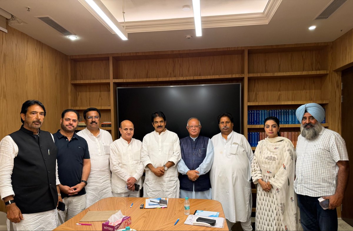 kcvenugopalmp's tweet photo. As part of our series of meetings to discuss organisational matters in various states, met with AICC In-Charge Dr. Syed Naseer Hussain ji, PCC President Sh. Tariq Hameed Karra ji, CLP Leader Sh. Ghulam Ahmad Mir ji, Working Presidents and AICC Secretaries to discuss the present situation in Jammu & Kashmir.