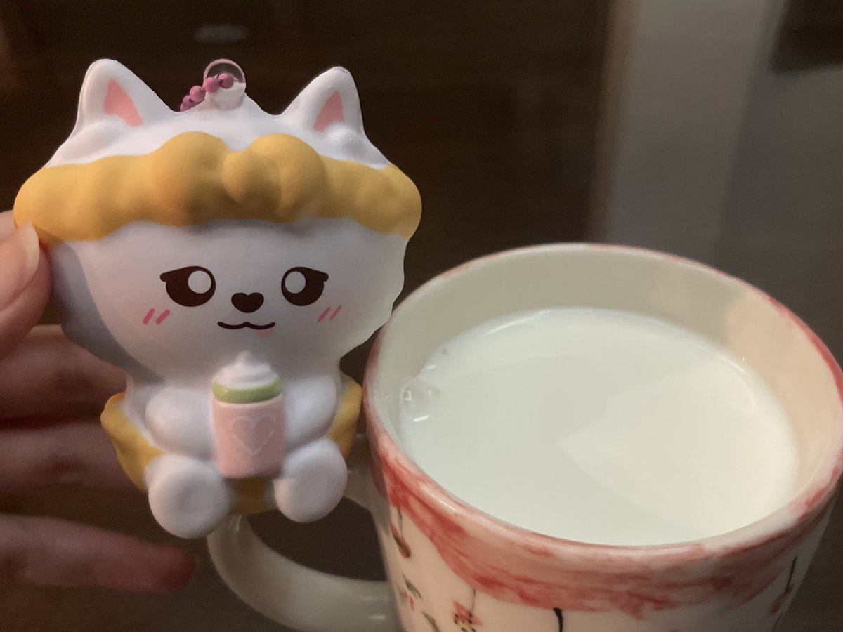 Fitshuuuu's tweet photo. So we both have some milk before bed https://t.co/hpRdfCrQws
