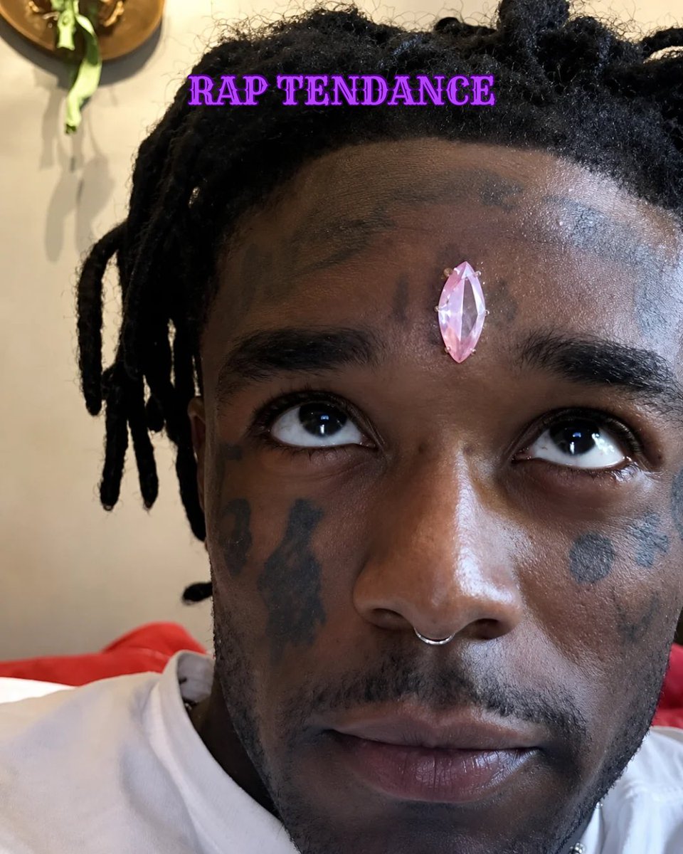 raptendance_'s tweet photo. Petit throwback sur l’un des gestes les plus marquants d’Uzi : cet implant de diamant rose posé directement sur son front, un choix qui avait fait sensation à l’époque et reste gravé dans les mémoires.

#liluziverr #throwback #raptendance https://t.co/6ybVTS908Y