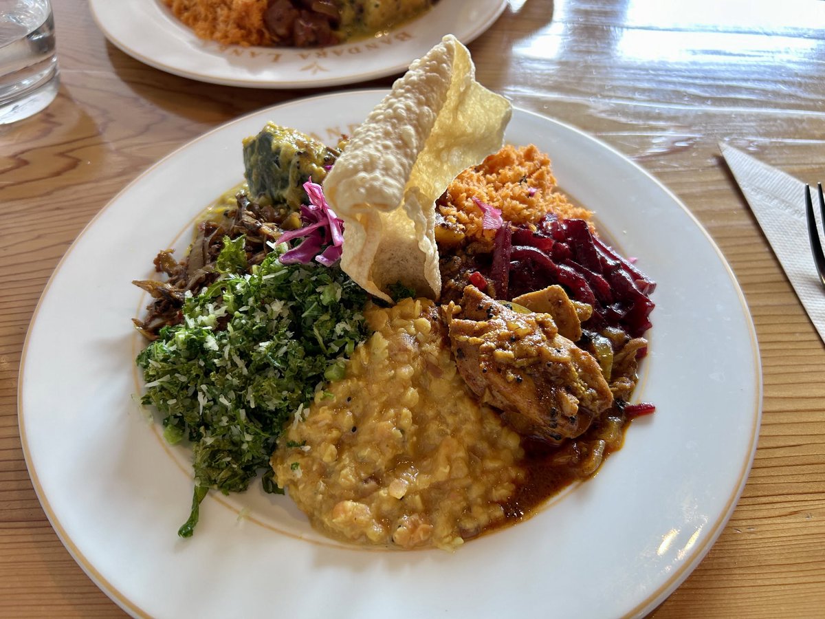 ikue_21's tweet photo. スリランカ料理店の #バンダラランカ へ行ってきました🇱🇰

笑顔が素敵なオーナーのバンダラさんがお出迎え✨

木の温もりに包まれた店内には
ハイセンスな調度品、絵画、本、プロダクトが
至る所に置かれています

お食事は、少々辛いカレープレートと
上品な甘さのデザート、紅茶をいただきました😋 https://t.co/yOO7b7bLXc
